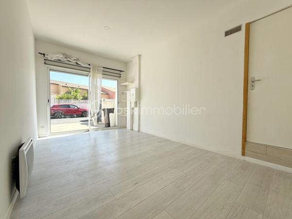 BÉZIERS – VILLA T4 DE PLAIN-PIED – 89 m² – GARAGE – TERRAIN DE 304 m²

📍Située à Béziers, dans un secteur calme et recherché, cette agréable villa de plain-pied construite en 2015 offre un cadre de vie confortable, fonctionnel et économe en énergie. Édifiée sur une parcelle de 304 m², elle séduira aussi bien une famille qu’un couple à la recherche d’une maison récente, prête à emménager.

🔹 Espace de vie :
• Belle pièce de vie lumineuse de 40 m²
• Cuisine aménagée ouverte sur le séjour
• Climatisation réversible
• Espace buanderie attenant

🔹 Espace nuit :
• 3 chambres avec espace dressing
• Salle de bains moderne
• WC indépendant

🔹 Annexes :
• Garage de 16 m² actuellement aménagé, offrant de nombreuses possibilités d’utilisation
• Grand cabanon de rangement extérieur

🌴 Extérieurs :
• Terrain de 304 m²
• Maison 3 faces
• Extérieurs faciles d’entretien

✨ Les + :
• Construction de 2015
• Chauffe-eau thermodynamique
• Maison récente et économe en énergie (DPE A) 
• Aucun travaux à prévoir

✅ Prix : 239 000 € HAI

📩 Contactez-moi pour plus d’informations ou organiser une visite.
