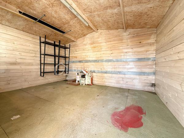 BÉZIERS – VILLA T4 DE PLAIN-PIED – 89 m² – GARAGE – TERRAIN DE 304 m²

📍Située à Béziers, dans un secteur calme et recherché, cette agréable villa de plain-pied construite en 2015 offre un cadre de vie confortable, fonctionnel et économe en énergie. Édifiée sur une parcelle de 304 m², elle séduira aussi bien une famille qu’un couple à la recherche d’une maison récente, prête à emménager.

🔹 Espace de vie :
• Belle pièce de vie lumineuse de 40 m²
• Cuisine aménagée ouverte sur le séjour
• Climatisation réversible
• Espace buanderie attenant

🔹 Espace nuit :
• 3 chambres avec espace dressing
• Salle de bains moderne
• WC indépendant

🔹 Annexes :
• Garage de 16 m² actuellement aménagé, offrant de nombreuses possibilités d’utilisation
• Grand cabanon de rangement extérieur

🌴 Extérieurs :
• Terrain de 304 m²
• Maison 3 faces
• Extérieurs faciles d’entretien

✨ Les + :
• Construction de 2015
• Chauffe-eau thermodynamique
• Maison récente et économe en énergie (DPE A) 
• Aucun travaux à prévoir

✅ Prix : 239 000 € HAI

📩 Contactez-moi pour plus d’informations ou organiser une visite.