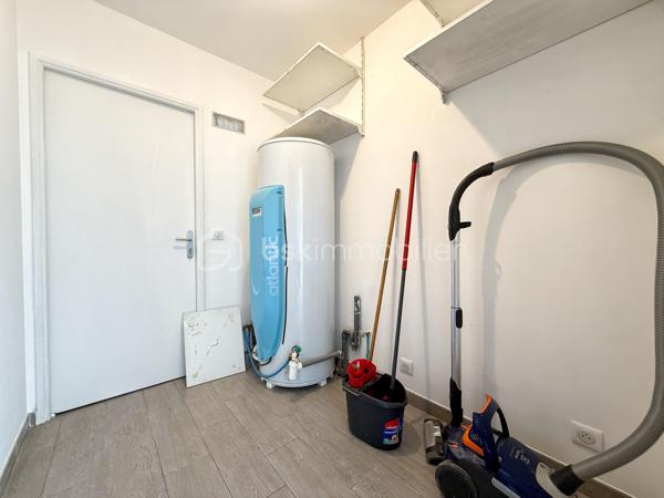 BÉZIERS – VILLA T4 DE PLAIN-PIED – 89 m² – GARAGE – TERRAIN DE 304 m²

📍Située à Béziers, dans un secteur calme et recherché, cette agréable villa de plain-pied construite en 2015 offre un cadre de vie confortable, fonctionnel et économe en énergie. Édifiée sur une parcelle de 304 m², elle séduira aussi bien une famille qu’un couple à la recherche d’une maison récente, prête à emménager.

🔹 Espace de vie :
• Belle pièce de vie lumineuse de 40 m²
• Cuisine aménagée ouverte sur le séjour
• Climatisation réversible
• Espace buanderie attenant

🔹 Espace nuit :
• 3 chambres avec espace dressing
• Salle de bains moderne
• WC indépendant

🔹 Annexes :
• Garage de 16 m² actuellement aménagé, offrant de nombreuses possibilités d’utilisation
• Grand cabanon de rangement extérieur

🌴 Extérieurs :
• Terrain de 304 m²
• Maison 3 faces
• Extérieurs faciles d’entretien

✨ Les + :
• Construction de 2015
• Chauffe-eau thermodynamique
• Maison récente et économe en énergie (DPE A) 
• Aucun travaux à prévoir

✅ Prix : 239 000 € HAI

📩 Contactez-moi pour plus d’informations ou organiser une visite.