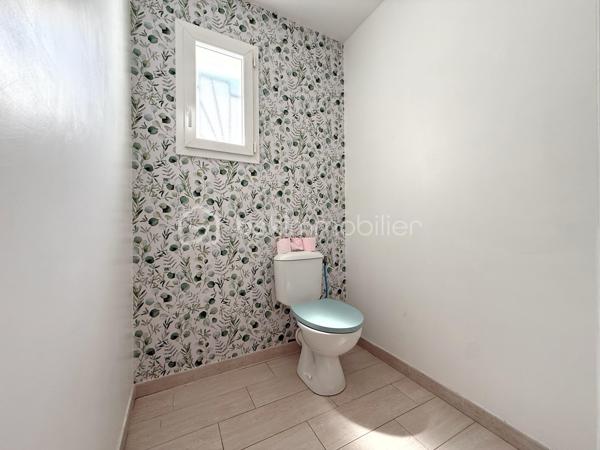 BÉZIERS – VILLA T4 DE PLAIN-PIED – 89 m² – GARAGE – TERRAIN DE 304 m²

📍Située à Béziers, dans un secteur calme et recherché, cette agréable villa de plain-pied construite en 2015 offre un cadre de vie confortable, fonctionnel et économe en énergie. Édifiée sur une parcelle de 304 m², elle séduira aussi bien une famille qu’un couple à la recherche d’une maison récente, prête à emménager.

🔹 Espace de vie :
• Belle pièce de vie lumineuse de 40 m²
• Cuisine aménagée ouverte sur le séjour
• Climatisation réversible
• Espace buanderie attenant

🔹 Espace nuit :
• 3 chambres avec espace dressing
• Salle de bains moderne
• WC indépendant

🔹 Annexes :
• Garage de 16 m² actuellement aménagé, offrant de nombreuses possibilités d’utilisation
• Grand cabanon de rangement extérieur

🌴 Extérieurs :
• Terrain de 304 m²
• Maison 3 faces
• Extérieurs faciles d’entretien

✨ Les + :
• Construction de 2015
• Chauffe-eau thermodynamique
• Maison récente et économe en énergie (DPE A) 
• Aucun travaux à prévoir

✅ Prix : 239 000 € HAI

📩 Contactez-moi pour plus d’informations ou organiser une visite.