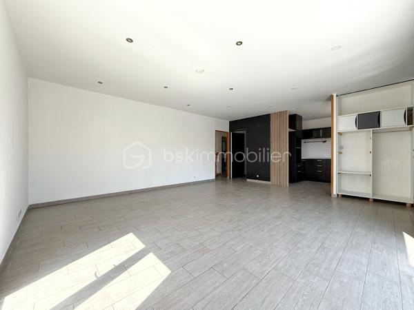 BÉZIERS – VILLA T4 DE PLAIN-PIED – 89 m² – GARAGE – TERRAIN DE 304 m²

📍Située à Béziers, dans un secteur calme et recherché, cette agréable villa de plain-pied construite en 2015 offre un cadre de vie confortable, fonctionnel et économe en énergie. Édifiée sur une parcelle de 304 m², elle séduira aussi bien une famille qu’un couple à la recherche d’une maison récente, prête à emménager.

🔹 Espace de vie :
• Belle pièce de vie lumineuse de 40 m²
• Cuisine aménagée ouverte sur le séjour
• Climatisation réversible
• Espace buanderie attenant

🔹 Espace nuit :
• 3 chambres avec espace dressing
• Salle de bains moderne
• WC indépendant

🔹 Annexes :
• Garage de 16 m² actuellement aménagé, offrant de nombreuses possibilités d’utilisation
• Grand cabanon de rangement extérieur

🌴 Extérieurs :
• Terrain de 304 m²
• Maison 3 faces
• Extérieurs faciles d’entretien

✨ Les + :
• Construction de 2015
• Chauffe-eau thermodynamique
• Maison récente et économe en énergie (DPE A) 
• Aucun travaux à prévoir

✅ Prix : 239 000 € HAI

📩 Contactez-moi pour plus d’informations ou organiser une visite.