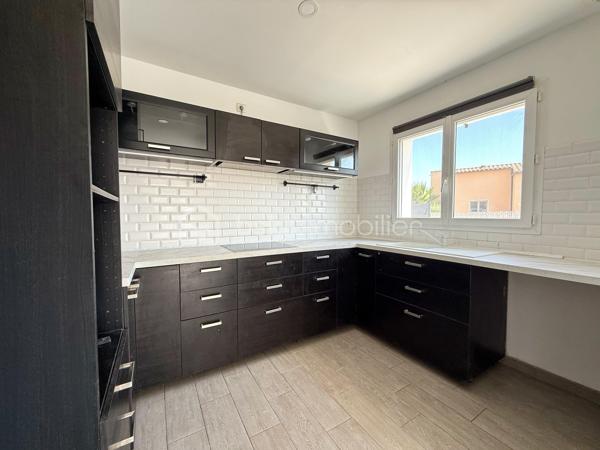 BÉZIERS – VILLA T4 DE PLAIN-PIED – 89 m² – GARAGE – TERRAIN DE 304 m²

📍Située à Béziers, dans un secteur calme et recherché, cette agréable villa de plain-pied construite en 2015 offre un cadre de vie confortable, fonctionnel et économe en énergie. Édifiée sur une parcelle de 304 m², elle séduira aussi bien une famille qu’un couple à la recherche d’une maison récente, prête à emménager.

🔹 Espace de vie :
• Belle pièce de vie lumineuse de 40 m²
• Cuisine aménagée ouverte sur le séjour
• Climatisation réversible
• Espace buanderie attenant

🔹 Espace nuit :
• 3 chambres avec espace dressing
• Salle de bains moderne
• WC indépendant

🔹 Annexes :
• Garage de 16 m² actuellement aménagé, offrant de nombreuses possibilités d’utilisation
• Grand cabanon de rangement extérieur

🌴 Extérieurs :
• Terrain de 304 m²
• Maison 3 faces
• Extérieurs faciles d’entretien

✨ Les + :
• Construction de 2015
• Chauffe-eau thermodynamique
• Maison récente et économe en énergie (DPE A) 
• Aucun travaux à prévoir

✅ Prix : 239 000 € HAI

📩 Contactez-moi pour plus d’informations ou organiser une visite.