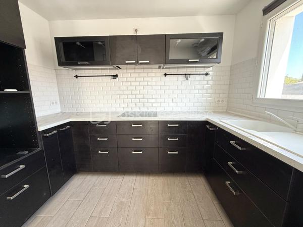 BÉZIERS – VILLA T4 DE PLAIN-PIED – 89 m² – GARAGE – TERRAIN DE 304 m²

📍Située à Béziers, dans un secteur calme et recherché, cette agréable villa de plain-pied construite en 2015 offre un cadre de vie confortable, fonctionnel et économe en énergie. Édifiée sur une parcelle de 304 m², elle séduira aussi bien une famille qu’un couple à la recherche d’une maison récente, prête à emménager.

🔹 Espace de vie :
• Belle pièce de vie lumineuse de 40 m²
• Cuisine aménagée ouverte sur le séjour
• Climatisation réversible
• Espace buanderie attenant

🔹 Espace nuit :
• 3 chambres avec espace dressing
• Salle de bains moderne
• WC indépendant

🔹 Annexes :
• Garage de 16 m² actuellement aménagé, offrant de nombreuses possibilités d’utilisation
• Grand cabanon de rangement extérieur

🌴 Extérieurs :
• Terrain de 304 m²
• Maison 3 faces
• Extérieurs faciles d’entretien

✨ Les + :
• Construction de 2015
• Chauffe-eau thermodynamique
• Maison récente et économe en énergie (DPE A) 
• Aucun travaux à prévoir

✅ Prix : 239 000 € HAI

📩 Contactez-moi pour plus d’informations ou organiser une visite.