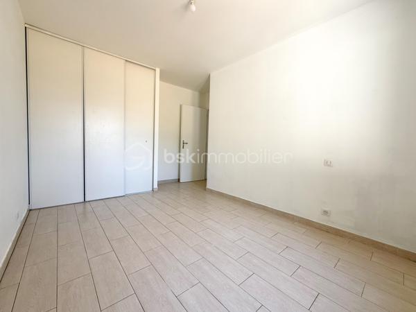 BÉZIERS – VILLA T4 DE PLAIN-PIED – 89 m² – GARAGE – TERRAIN DE 304 m²

📍Située à Béziers, dans un secteur calme et recherché, cette agréable villa de plain-pied construite en 2015 offre un cadre de vie confortable, fonctionnel et économe en énergie. Édifiée sur une parcelle de 304 m², elle séduira aussi bien une famille qu’un couple à la recherche d’une maison récente, prête à emménager.

🔹 Espace de vie :
• Belle pièce de vie lumineuse de 40 m²
• Cuisine aménagée ouverte sur le séjour
• Climatisation réversible
• Espace buanderie attenant

🔹 Espace nuit :
• 3 chambres avec espace dressing
• Salle de bains moderne
• WC indépendant

🔹 Annexes :
• Garage de 16 m² actuellement aménagé, offrant de nombreuses possibilités d’utilisation
• Grand cabanon de rangement extérieur

🌴 Extérieurs :
• Terrain de 304 m²
• Maison 3 faces
• Extérieurs faciles d’entretien

✨ Les + :
• Construction de 2015
• Chauffe-eau thermodynamique
• Maison récente et économe en énergie (DPE A) 
• Aucun travaux à prévoir

✅ Prix : 239 000 € HAI

📩 Contactez-moi pour plus d’informations ou organiser une visite.