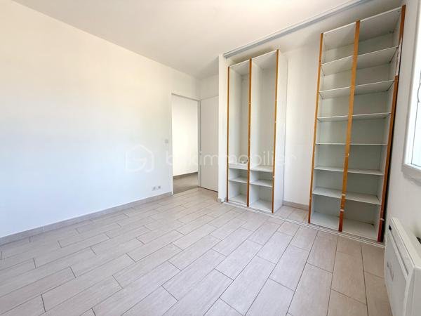BÉZIERS – VILLA T4 DE PLAIN-PIED – 89 m² – GARAGE – TERRAIN DE 304 m²

📍Située à Béziers, dans un secteur calme et recherché, cette agréable villa de plain-pied construite en 2015 offre un cadre de vie confortable, fonctionnel et économe en énergie. Édifiée sur une parcelle de 304 m², elle séduira aussi bien une famille qu’un couple à la recherche d’une maison récente, prête à emménager.

🔹 Espace de vie :
• Belle pièce de vie lumineuse de 40 m²
• Cuisine aménagée ouverte sur le séjour
• Climatisation réversible
• Espace buanderie attenant

🔹 Espace nuit :
• 3 chambres avec espace dressing
• Salle de bains moderne
• WC indépendant

🔹 Annexes :
• Garage de 16 m² actuellement aménagé, offrant de nombreuses possibilités d’utilisation
• Grand cabanon de rangement extérieur

🌴 Extérieurs :
• Terrain de 304 m²
• Maison 3 faces
• Extérieurs faciles d’entretien

✨ Les + :
• Construction de 2015
• Chauffe-eau thermodynamique
• Maison récente et économe en énergie (DPE A) 
• Aucun travaux à prévoir

✅ Prix : 239 000 € HAI

📩 Contactez-moi pour plus d’informations ou organiser une visite.