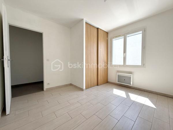 BÉZIERS – VILLA T4 DE PLAIN-PIED – 89 m² – GARAGE – TERRAIN DE 304 m²

📍Située à Béziers, dans un secteur calme et recherché, cette agréable villa de plain-pied construite en 2015 offre un cadre de vie confortable, fonctionnel et économe en énergie. Édifiée sur une parcelle de 304 m², elle séduira aussi bien une famille qu’un couple à la recherche d’une maison récente, prête à emménager.

🔹 Espace de vie :
• Belle pièce de vie lumineuse de 40 m²
• Cuisine aménagée ouverte sur le séjour
• Climatisation réversible
• Espace buanderie attenant

🔹 Espace nuit :
• 3 chambres avec espace dressing
• Salle de bains moderne
• WC indépendant

🔹 Annexes :
• Garage de 16 m² actuellement aménagé, offrant de nombreuses possibilités d’utilisation
• Grand cabanon de rangement extérieur

🌴 Extérieurs :
• Terrain de 304 m²
• Maison 3 faces
• Extérieurs faciles d’entretien

✨ Les + :
• Construction de 2015
• Chauffe-eau thermodynamique
• Maison récente et économe en énergie (DPE A) 
• Aucun travaux à prévoir

✅ Prix : 239 000 € HAI

📩 Contactez-moi pour plus d’informations ou organiser une visite.