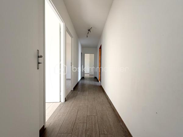 BÉZIERS – VILLA T4 DE PLAIN-PIED – 89 m² – GARAGE – TERRAIN DE 304 m²

📍Située à Béziers, dans un secteur calme et recherché, cette agréable villa de plain-pied construite en 2015 offre un cadre de vie confortable, fonctionnel et économe en énergie. Édifiée sur une parcelle de 304 m², elle séduira aussi bien une famille qu’un couple à la recherche d’une maison récente, prête à emménager.

🔹 Espace de vie :
• Belle pièce de vie lumineuse de 40 m²
• Cuisine aménagée ouverte sur le séjour
• Climatisation réversible
• Espace buanderie attenant

🔹 Espace nuit :
• 3 chambres avec espace dressing
• Salle de bains moderne
• WC indépendant

🔹 Annexes :
• Garage de 16 m² actuellement aménagé, offrant de nombreuses possibilités d’utilisation
• Grand cabanon de rangement extérieur

🌴 Extérieurs :
• Terrain de 304 m²
• Maison 3 faces
• Extérieurs faciles d’entretien

✨ Les + :
• Construction de 2015
• Chauffe-eau thermodynamique
• Maison récente et économe en énergie (DPE A) 
• Aucun travaux à prévoir

✅ Prix : 239 000 € HAI

📩 Contactez-moi pour plus d’informations ou organiser une visite.