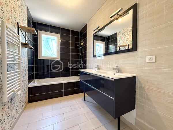 BÉZIERS – VILLA T4 DE PLAIN-PIED – 89 m² – GARAGE – TERRAIN DE 304 m²

📍Située à Béziers, dans un secteur calme et recherché, cette agréable villa de plain-pied construite en 2015 offre un cadre de vie confortable, fonctionnel et économe en énergie. Édifiée sur une parcelle de 304 m², elle séduira aussi bien une famille qu’un couple à la recherche d’une maison récente, prête à emménager.

🔹 Espace de vie :
• Belle pièce de vie lumineuse de 40 m²
• Cuisine aménagée ouverte sur le séjour
• Climatisation réversible
• Espace buanderie attenant

🔹 Espace nuit :
• 3 chambres avec espace dressing
• Salle de bains moderne
• WC indépendant

🔹 Annexes :
• Garage de 16 m² actuellement aménagé, offrant de nombreuses possibilités d’utilisation
• Grand cabanon de rangement extérieur

🌴 Extérieurs :
• Terrain de 304 m²
• Maison 3 faces
• Extérieurs faciles d’entretien

✨ Les + :
• Construction de 2015
• Chauffe-eau thermodynamique
• Maison récente et économe en énergie (DPE A) 
• Aucun travaux à prévoir

✅ Prix : 239 000 € HAI

📩 Contactez-moi pour plus d’informations ou organiser une visite.