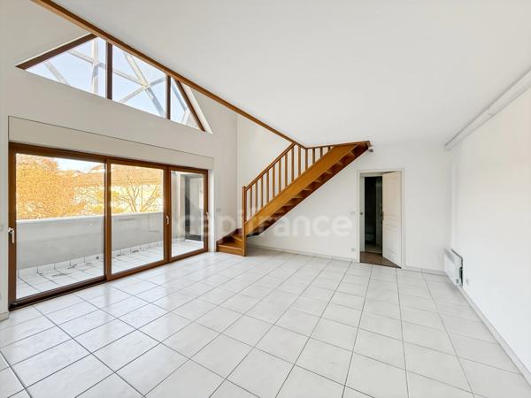 Ferney-Voltaire Centre - Magnifique attique en duplex - T3 – 91 m² (84.38m² carrez) – Séjour Cathédrale & Mezzanine – Cave - Place de parking sous-sol