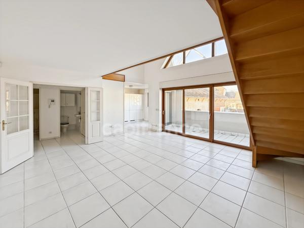 Ferney-Voltaire Centre - Magnifique attique en duplex - T3 – 91 m² (84.38m² carrez) – Séjour Cathédrale & Mezzanine – Cave - Place de parking sous-sol