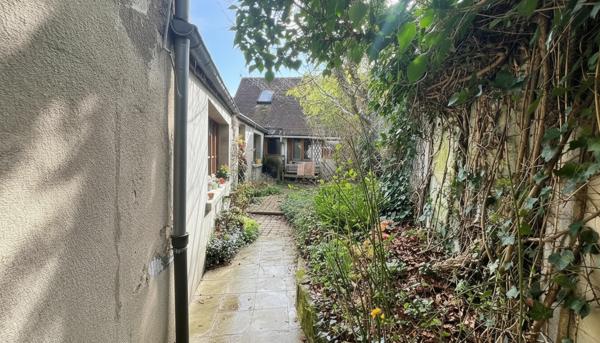 Chartres Grand Faubourg , Longère 6 pièces ,  4 chambres dont 2 en RDC , Cour , Exclusivité ERA