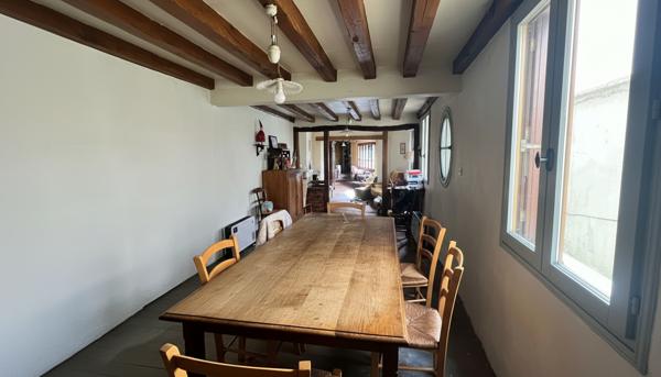 Chartres Grand Faubourg , Longère 6 pièces ,  4 chambres dont 2 en RDC , Cour , Exclusivité ERA