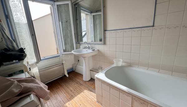 Chartres Grand Faubourg , Longère 6 pièces ,  4 chambres dont 2 en RDC , Cour , Exclusivité ERA