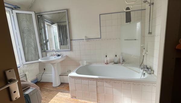 Chartres Grand Faubourg , Longère 6 pièces ,  4 chambres dont 2 en RDC , Cour , Exclusivité ERA