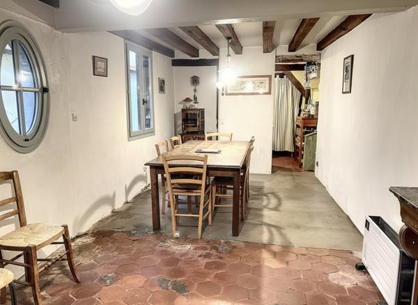 Chartres Grand Faubourg , Longère 6 pièces ,  4 chambres dont 2 en RDC , Cour , Exclusivité ERA