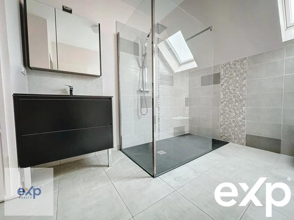 Maison : 10 pièces : sept chambres : 240 m² : 9961 m² de terrain