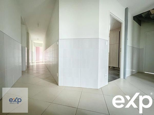 Maison : 10 pièces : sept chambres : 240 m² : 9961 m² de terrain