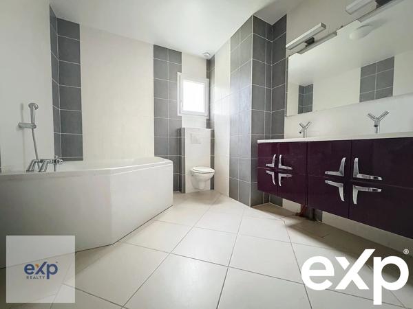 Maison : 10 pièces : sept chambres : 240 m² : 9961 m² de terrain