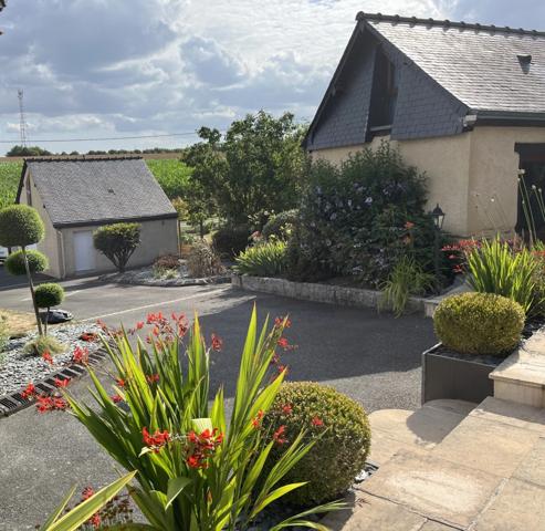 LONGÈRE 144 M² - 6 PIÈCES - MAISONNETTE + GARAGE ET CARPORT.