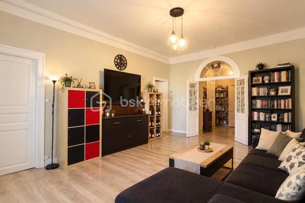 Venez découvrir ce bel appartement idéalement située au cœur de ville de Mont-de-Marsan.
Il est composé d'une entrée, une pièce de vie lumineuse, cuisine équipée, trois chambres, une salle d'eau ainsi qu'une salle de bain et WC.
L'appartement dispose également d'un grand balcon de 12m² ainsi qu'une loggia.
Petite copropriété donc faibles charges !
Actuellement loué, l'appartement sera libre de toute occupation au 01/03/2027
Pour toute demande d'information ou visite : 06.20.99.03.07