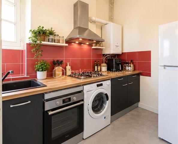 Venez découvrir ce bel appartement idéalement située au cœur de ville de Mont-de-Marsan.
Il est composé d'une entrée, une pièce de vie lumineuse, cuisine équipée, trois chambres, une salle d'eau ainsi qu'une salle de bain et WC.
L'appartement dispose également d'un grand balcon de 12m² ainsi qu'une loggia.
Petite copropriété donc faibles charges !
Actuellement loué, l'appartement sera libre de toute occupation au 01/03/2027
Pour toute demande d'information ou visite : 06.20.99.03.07
