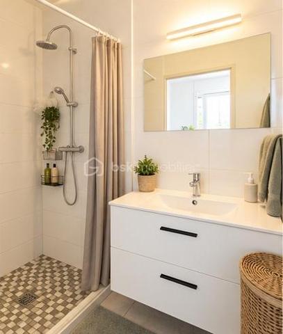 Venez découvrir ce bel appartement idéalement située au cœur de ville de Mont-de-Marsan.
Il est composé d'une entrée, une pièce de vie lumineuse, cuisine équipée, trois chambres, une salle d'eau ainsi qu'une salle de bain et WC.
L'appartement dispose également d'un grand balcon de 12m² ainsi qu'une loggia.
Petite copropriété donc faibles charges !
Actuellement loué, l'appartement sera libre de toute occupation au 01/03/2027
Pour toute demande d'information ou visite : 06.20.99.03.07