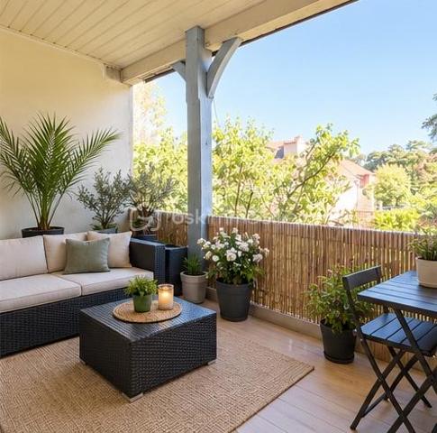Venez découvrir ce bel appartement idéalement située au cœur de ville de Mont-de-Marsan.
Il est composé d'une entrée, une pièce de vie lumineuse, cuisine équipée, trois chambres, une salle d'eau ainsi qu'une salle de bain et WC.
L'appartement dispose également d'un grand balcon de 12m² ainsi qu'une loggia.
Petite copropriété donc faibles charges !
Actuellement loué, l'appartement sera libre de toute occupation au 01/03/2027
Pour toute demande d'information ou visite : 06.20.99.03.07