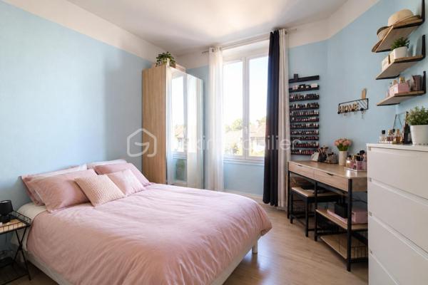 Venez découvrir ce bel appartement idéalement située au cœur de ville de Mont-de-Marsan.
Il est composé d'une entrée, une pièce de vie lumineuse, cuisine équipée, trois chambres, une salle d'eau ainsi qu'une salle de bain et WC.
L'appartement dispose également d'un grand balcon de 12m² ainsi qu'une loggia.
Petite copropriété donc faibles charges !
Actuellement loué, l'appartement sera libre de toute occupation au 01/03/2027
Pour toute demande d'information ou visite : 06.20.99.03.07