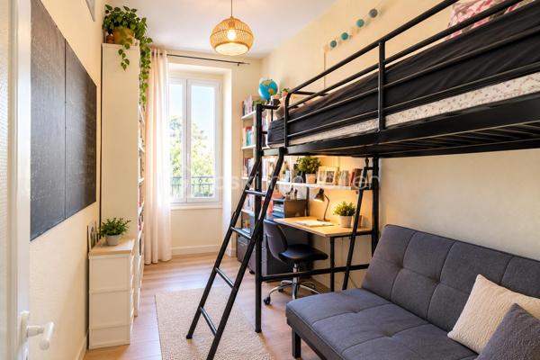 Venez découvrir ce bel appartement idéalement située au cœur de ville de Mont-de-Marsan.
Il est composé d'une entrée, une pièce de vie lumineuse, cuisine équipée, trois chambres, une salle d'eau ainsi qu'une salle de bain et WC.
L'appartement dispose également d'un grand balcon de 12m² ainsi qu'une loggia.
Petite copropriété donc faibles charges !
Actuellement loué, l'appartement sera libre de toute occupation au 01/03/2027
Pour toute demande d'information ou visite : 06.20.99.03.07