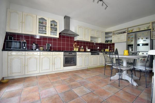 Grand TYPE 4 avec BALCON et CAVE - DIGNE LES BAINS (04)