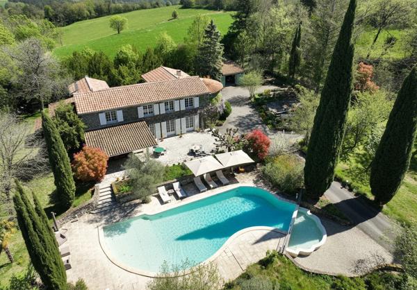 Aux portes de la Drôme : propriété de caractère avec tour, parc de 7 422 m² et piscine à débordement