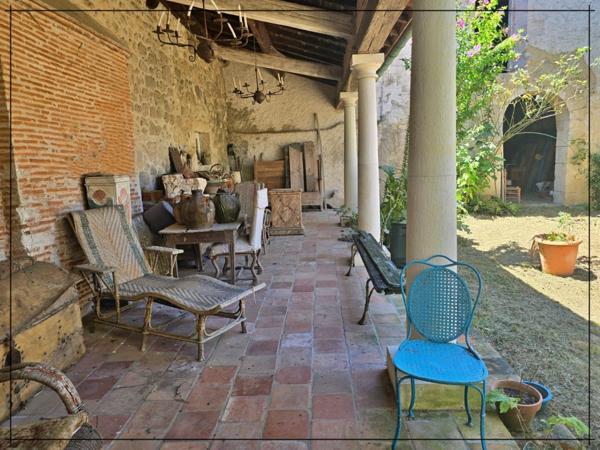 Magnifique maison située au coeur de la ville de Nérac, chargée d’histoire et d’architecture unique.