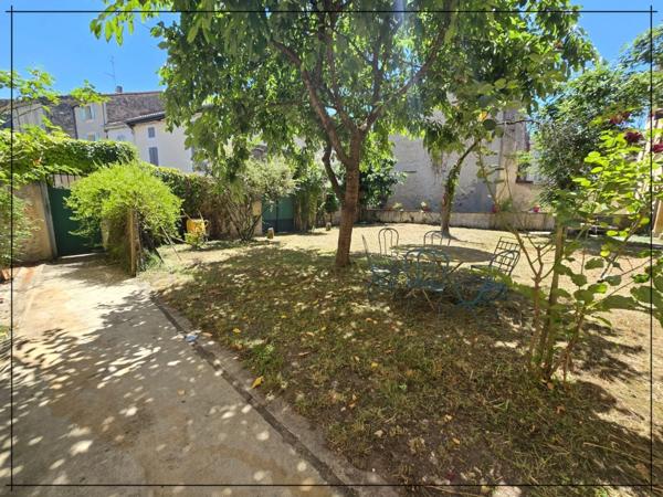 Magnifique maison située au coeur de la ville de Nérac, chargée d’histoire et d’architecture unique.