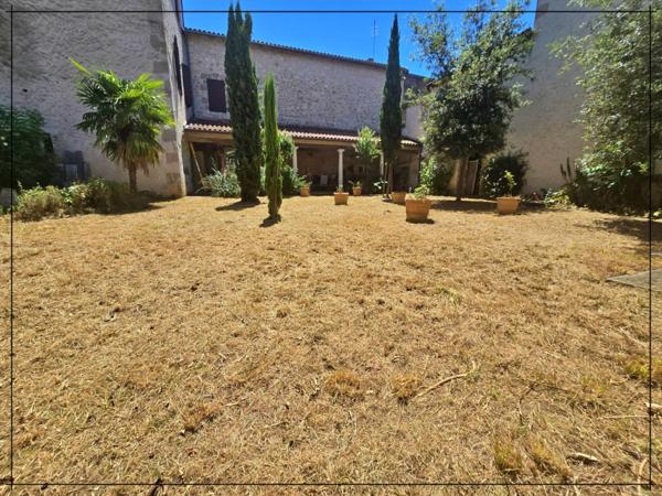 Magnifique maison située au coeur de la ville de Nérac, chargée d’histoire et d’architecture unique.