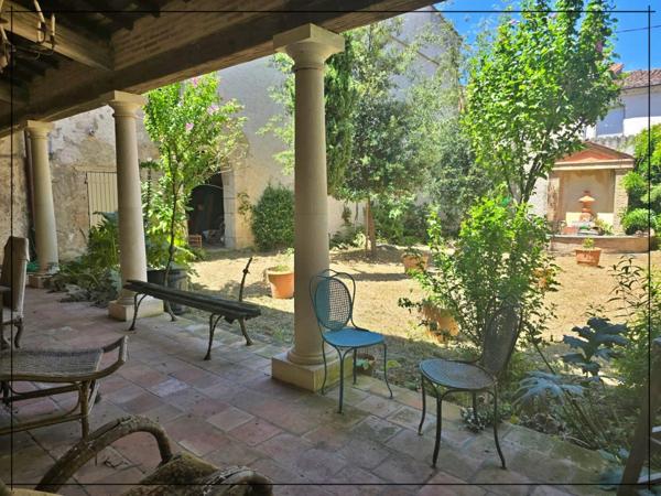 Magnifique maison située au coeur de la ville de Nérac, chargée d’histoire et d’architecture unique.