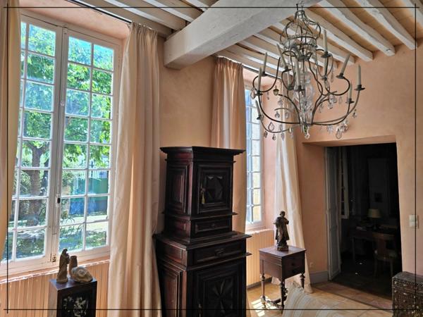 Magnifique maison située au coeur de la ville de Nérac, chargée d’histoire et d’architecture unique.