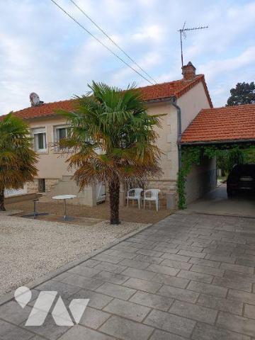 CHAUVIGNY, à proximité des commerces et services, maison en bon état offrant: une entrée, une c...