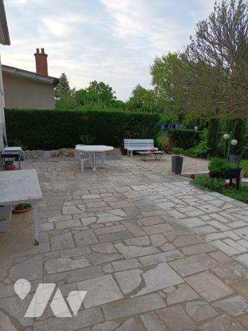 CHAUVIGNY, à proximité des commerces et services, maison en bon état offrant: une entrée, une c...