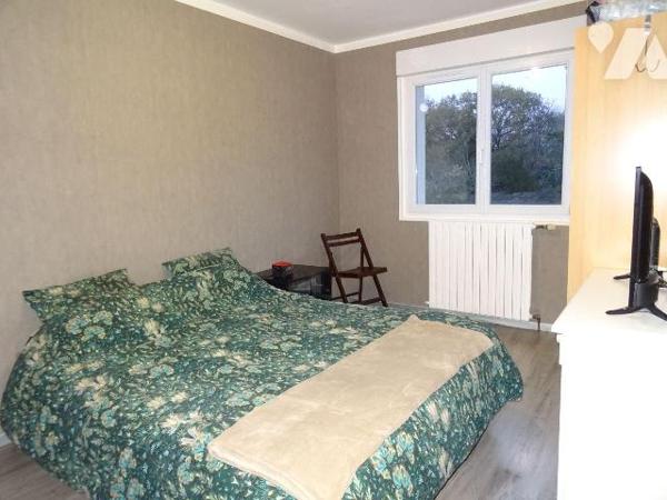 CHAUVIGNY, à proximité des commerces et services, maison en bon état offrant: une entrée, une c...