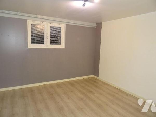 CHAUVIGNY, à proximité des commerces et services, maison en bon état offrant: une entrée, une c...