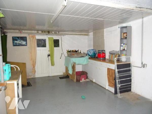 CHAUVIGNY, à proximité des commerces et services, maison en bon état offrant: une entrée, une c...