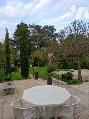 CHAUVIGNY, à proximité des commerces et services, maison en bon état offrant: une entrée, une c...