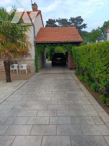 CHAUVIGNY, à proximité des commerces et services, maison en bon état offrant: une entrée, une c...