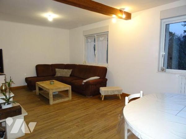 CHAUVIGNY, à proximité des commerces et services, maison en bon état offrant: une entrée, une c...