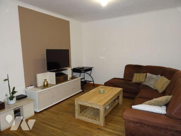 CHAUVIGNY, à proximité des commerces et services, maison en bon état offrant: une entrée, une c...