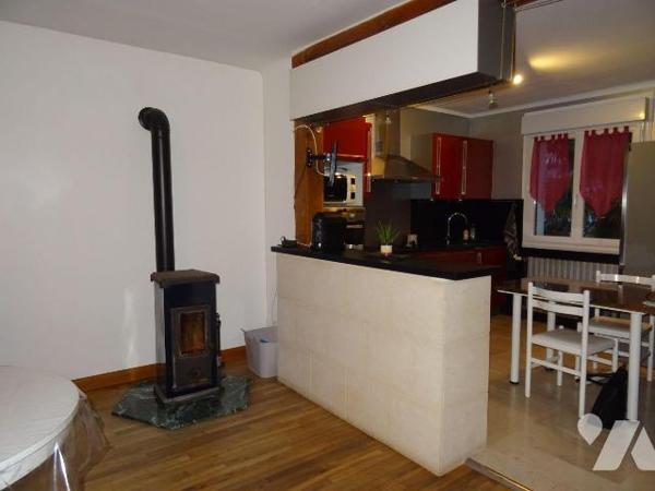 CHAUVIGNY, à proximité des commerces et services, maison en bon état offrant: une entrée, une c...