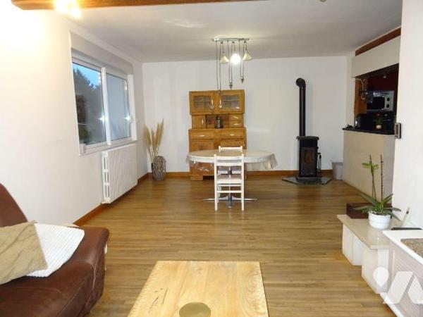 CHAUVIGNY, à proximité des commerces et services, maison en bon état offrant: une entrée, une c...