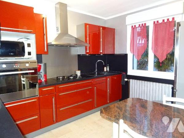 CHAUVIGNY, à proximité des commerces et services, maison en bon état offrant: une entrée, une c...