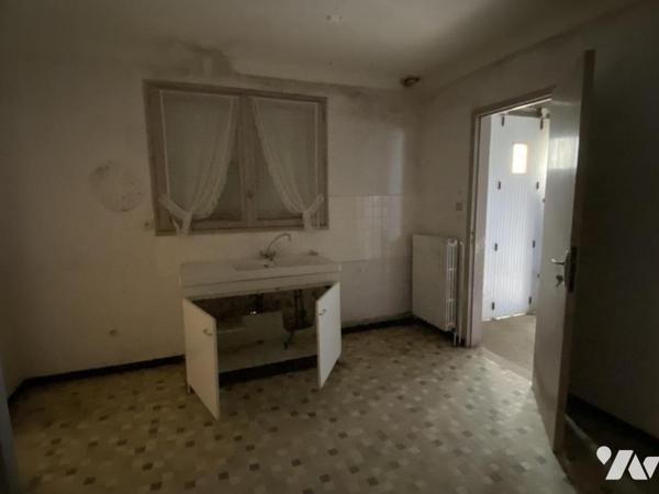 MAISON D'HABITATION A RENOVER ENTIEREMENT