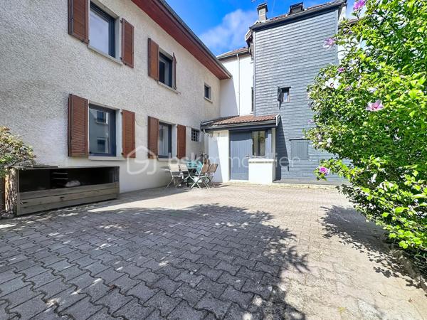 Située avenue d’Uriage à Vaulnaveys-le-Haut, dans une impasse au calme et à proximité immédiate des commerces et commodités, venez découvrir cette maison mitoyenne d’environ 97 m² habitables, répartie sur 3 niveaux.
Implantée sur une parcelle de 136 m²environ, elle bénéficie d’une exposition Est-Ouest et sa cour permet le stationnement de deux véhicules.
La maison se compose, au rez-de-chaussée, d’une entrée avec rangement, d’une agréable pièce de vie avec cuisine ouverte équipée, ainsi que d’une buanderie et d’un WC.
Le premier étage propose deux chambres, une salle de bains avec baignoire et double vasque, ainsi qu’un WC indépendant.
Le dernier niveau accueille deux chambres supplémentaires, offrant ainsi un total de quatre chambres, avec de nombreux rangements.
La maison dispose d'un chauffage électrique mais également d’un poêle à granulés, de double vitrage bois, de volets électriques au rez-de-chaussée et de la fibre optique. La plomberie et l’électricité ont été refaites il y a environ 5 ans.
Taxe foncière : 1 282 € / an.